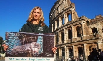 La consegna della petizione #StopDeadlyFur in italia