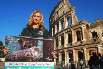 La consegna della petizione #StopDeadlyFur in italia