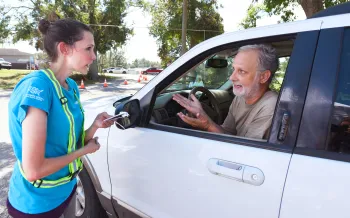 An HSUS volunteer assisting a visitor at the pet supply distribution center in Florida.