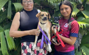 Dos mujeres sosteniendo un perro