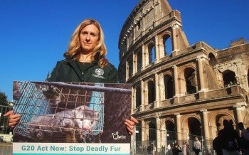 La consegna della petizione #StopDeadlyFur in italia